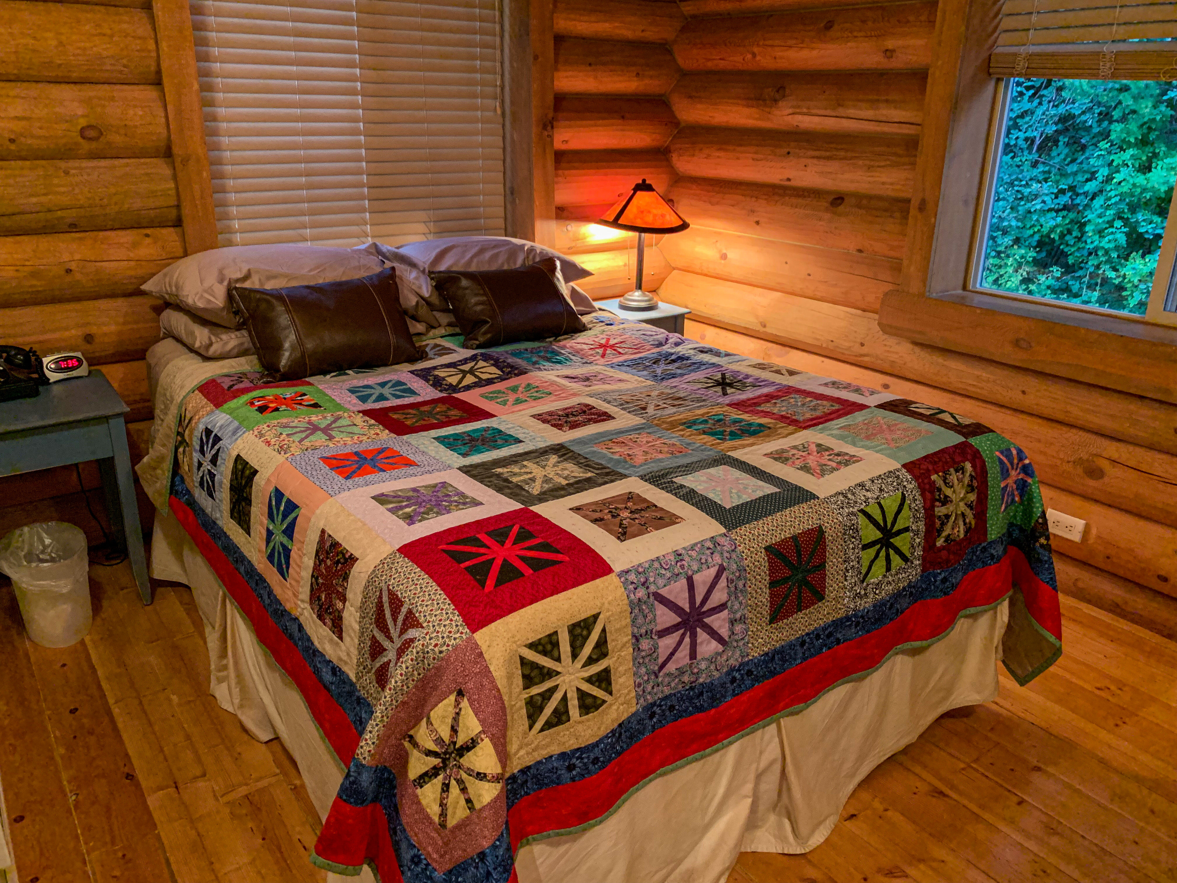 Een slaapkamer met een tweepersoonsbed